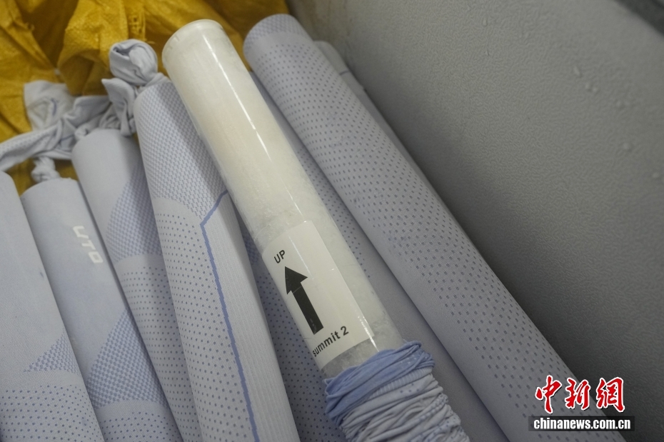 “巅峰之芯”中尼联合科考队检查珠峰峰顶透底冰芯样本