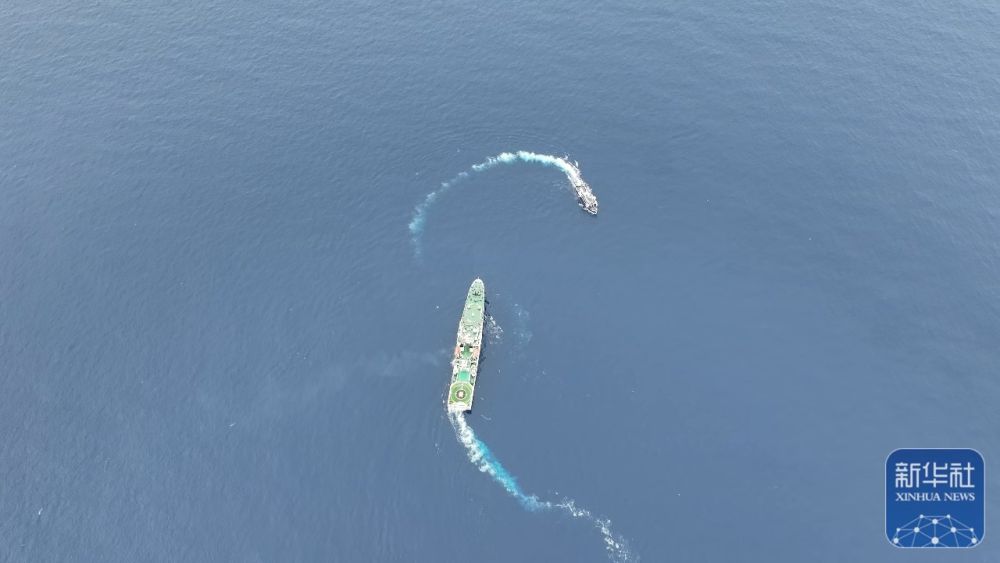多艘菲律宾非法活动船只、飞机侵闯我黄岩岛管辖海域