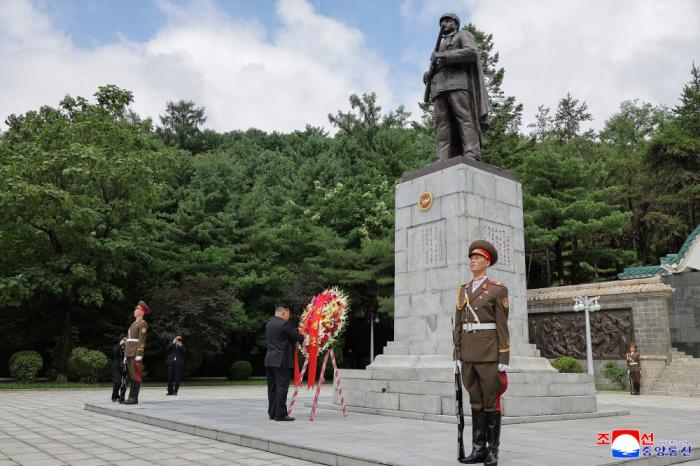 金正恩参谒中国人民志愿军烈士陵园