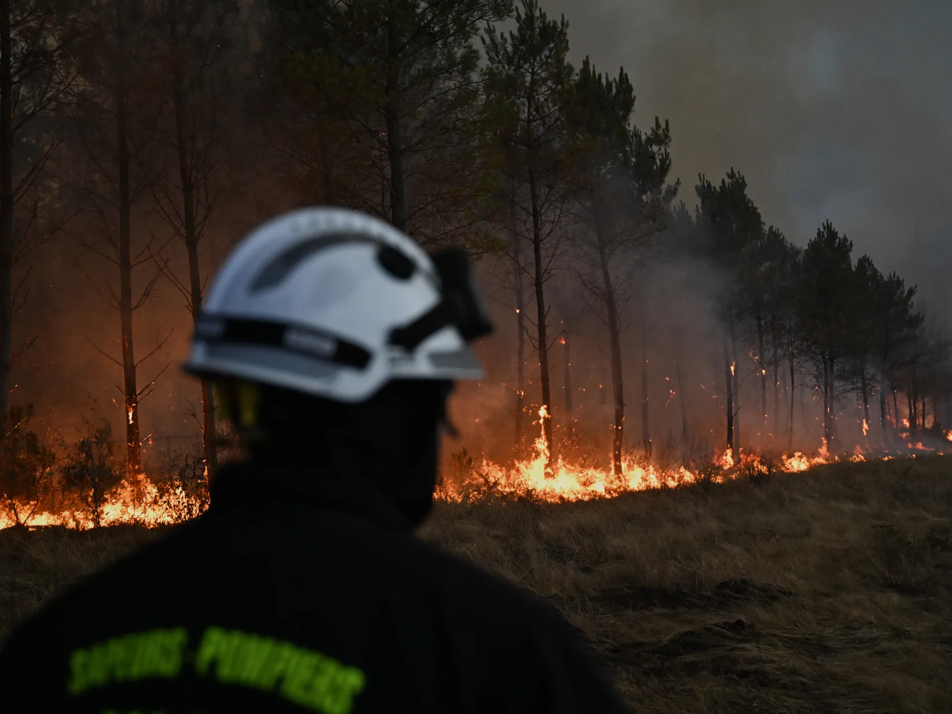 Macron calls crisis meeting of French cabinet as blaze approaches Bordeaux