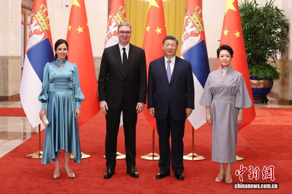 习近平同塞尔维亚总统武契奇会谈