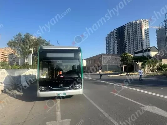 Դավիթաշենում «Yutong» տրոլեյբուսի հոսանք ընդունող ձողը կպել է էլեկտրական լարերին, ինչի հետևանքով բետոնե էլեկտրասյունը տապալվել է