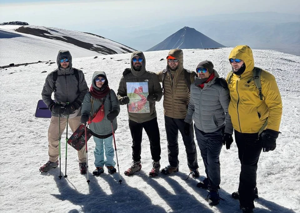 «Պապիկ-Տատիկ» նկարը, որը հանվել էր ցուցահանդեսից, բարձրացվեց Արարատի գագաթին