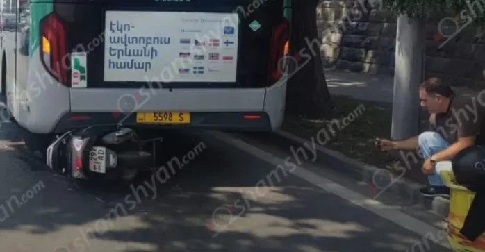 Հնդկաստանի քաղաքացին մոպեդով բախվել է «BYD» մակնիշի ավտոմեքենային, այնուհետև` ավտոբուսին