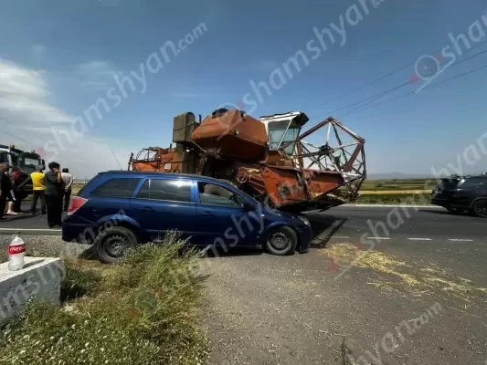 Գյումրի-Երևան ավտոճանապարհին բախվել են «Opel Astra»-ն և կոմբայնը․ կա վիրավոր