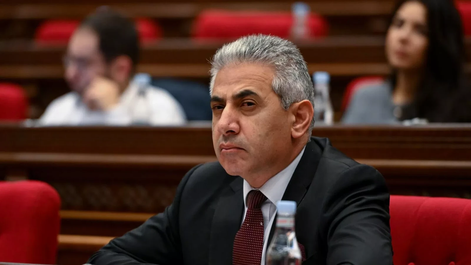 Ընդդիմադիր պատգամավորը փաստացի ստիպեց Հայաստանում իշխող կուսակցության պատգամավորներին հարգել զոհված զինվորների հիշատակը
