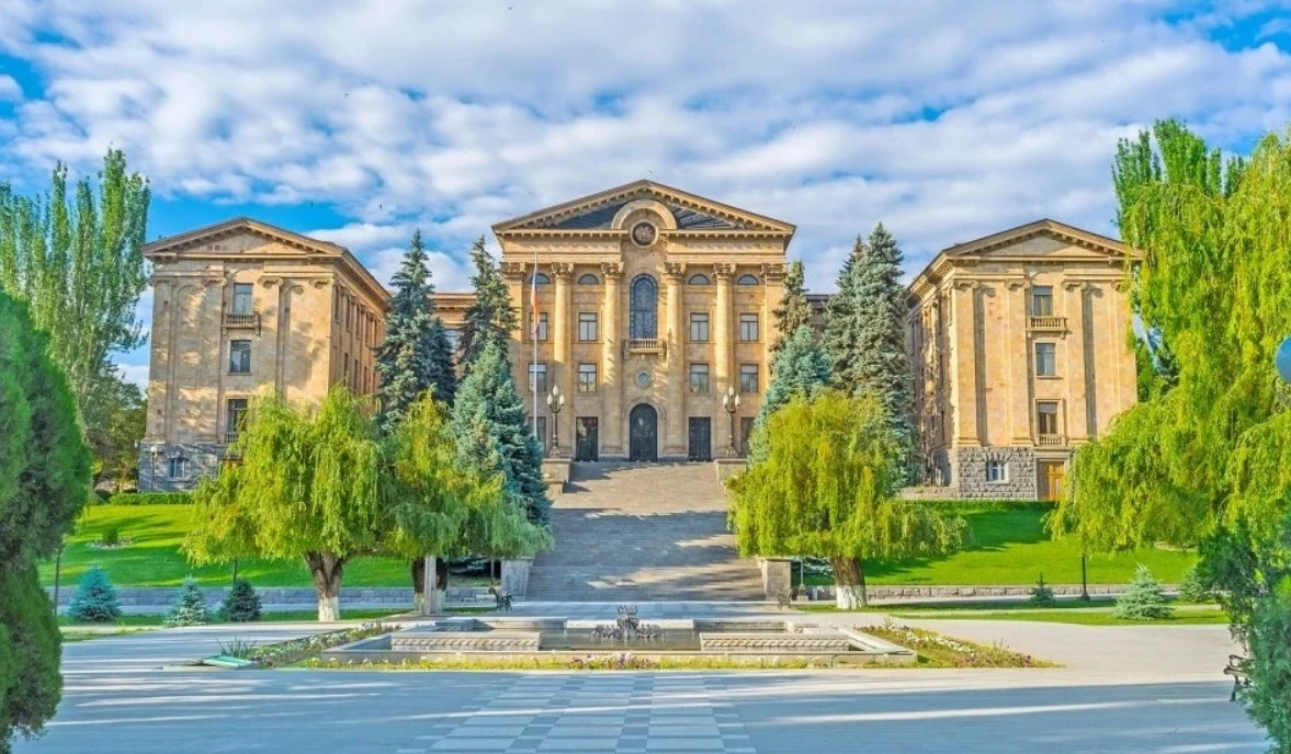 Հեռացող խորհրդարանն իր հերթական քառօրյա նիստերն է գումարել